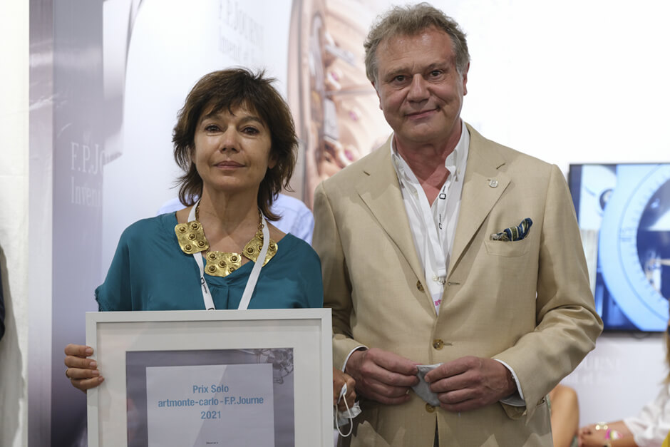 François-Paul Journe awarding the Prix Solo artmonte-carlo - F.P.Journe to the gallery  N. Obadia. © Gremaud Julien for artmonte-carlo 2021